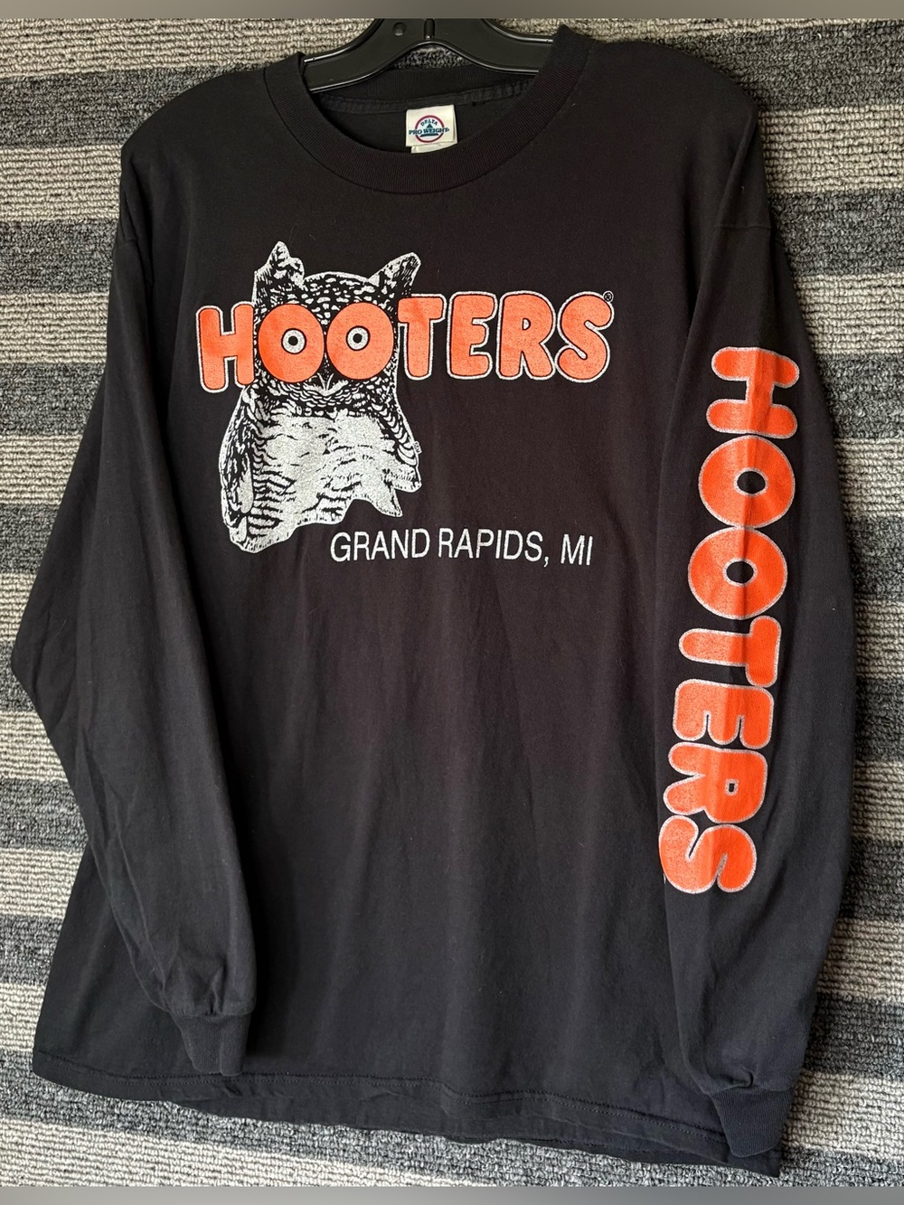 Vintage 2003 Hooters Grand Rapids 20 Year Anniversary Black Longsleeve T-Shirt M